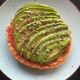 Tostada Con Aguacate y tomate