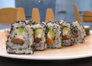 Uramaki De Sésamo Con Atún y queso fresco 