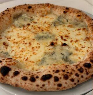 Pizza de gorgonzola y parmesano