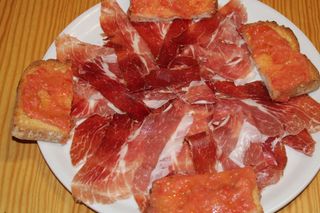 Jamón Ibérico De Cebo con  Tostada pan Tumaka