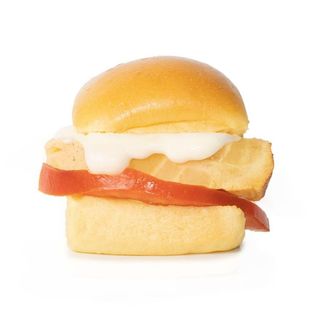 91. Tortilla de patatas, tomate y mayonesa