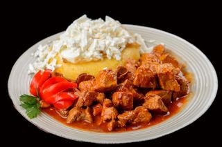 Tochitura taraneasca cu mamaliguta si ou