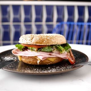Bagel de Bacon, Queijo e Espinafres