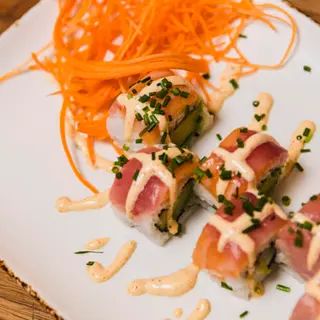 Maguro shake avocado uramaki