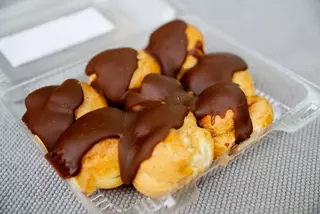 Gogosi profiterol glasate