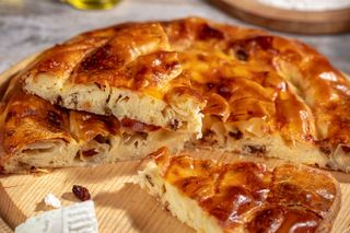 Placinta cu branza dulce si stafide coapta