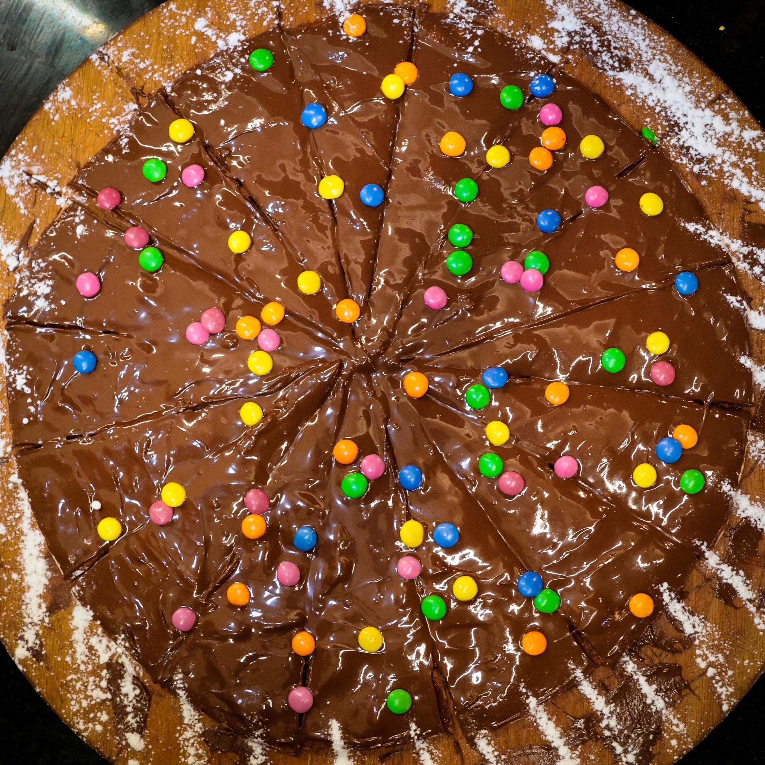 Base di pizza con Nutella e Smarties
