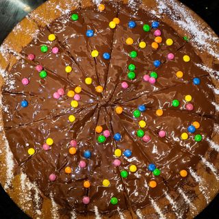 Base di pizza con Nutella e Smarties