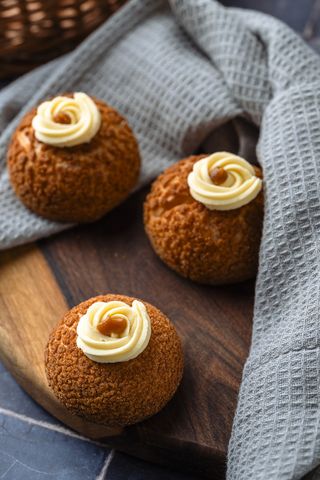 Mini choux vanilie și caramel sărat