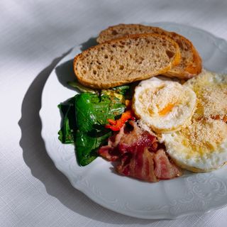 Яєчня, скрембл або пашот з беконом та салатом з кіноа (250г)