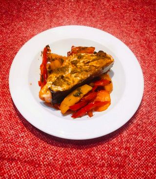 Лосось запечений з овочами та соусом песто в пергаменті (280г)