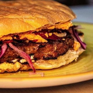 Pljeskavica Gurmanska în lipie