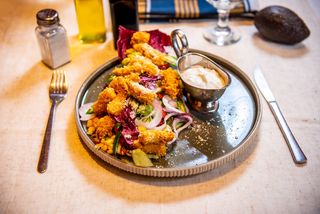 Salata piept de pui si sos avocado