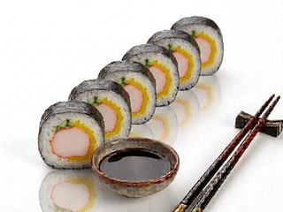 Futomaki z sałatką krabową  6 szt (170g)