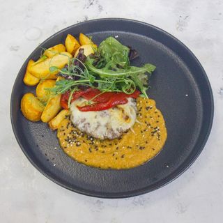 Плескавица с хумусом