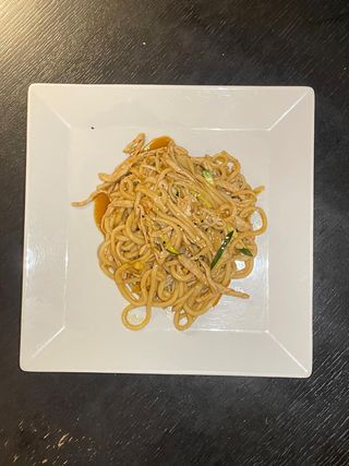 Noodles con straccetti di maiale in salsa thai