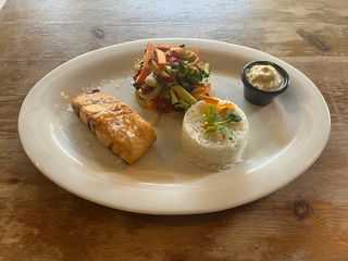 Salmón a la brasa Con Arroz Basmati Salteado. 