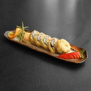 Futomak z łososiem i awokado w tempurze