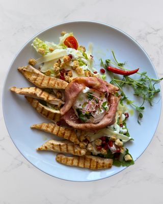 Sałata z kurczakiem i chipsami z boczku