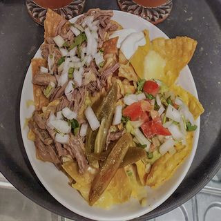Nachos con queso, guacamole y carne