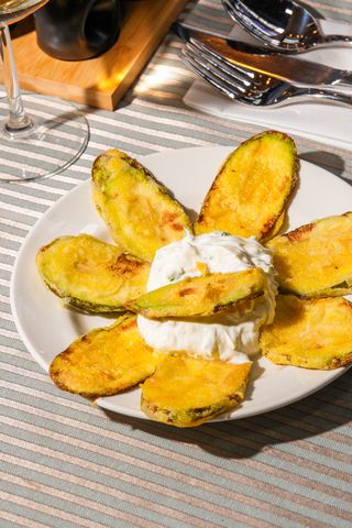 Dovlecei prajiti cu tzatziki