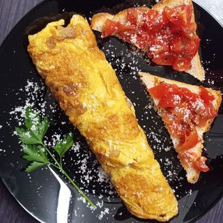 OMLETĂ CU ȘUNCĂ SI BRUSCHETE.