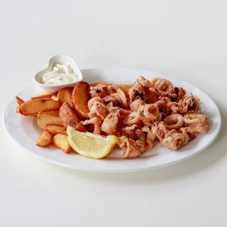 Frigane lignje s prilogom