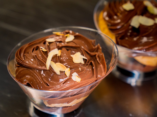 Френски профитероли с ванилов крем и мус от два вида шоколад  (200г)