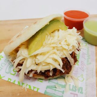 Arepa Asada Tradicional Con Mechada Especial