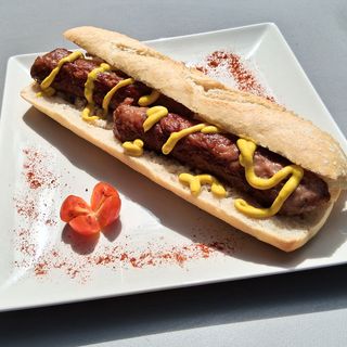 Bocadillo de salchicha rumana