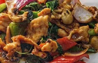 Salteado De Pollo Con Hojas De Albahaca