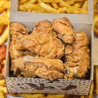 Порция Пилешки Крилца 22 бр и сос + картофки х2 + кола кола 300мл