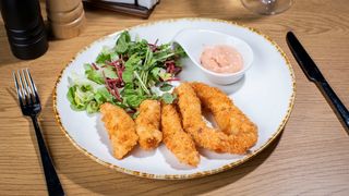 Chicken fingers, mix de salată și sos sweet chilly