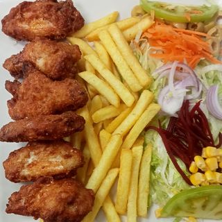 Plato 1 ( Plato alita de pollo + ensalada +patata + bebida (330 ml.)