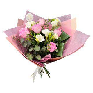 Buchet cu 5 trandafiri roz si 4 frezii albe 