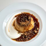 Flan casero con nata semi montada