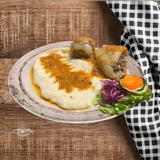 Punjene paprike sa pireom i kupus salatom