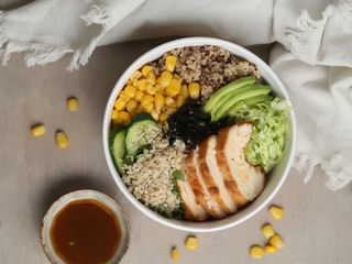 Առողջ պոկե բոուլ հավով