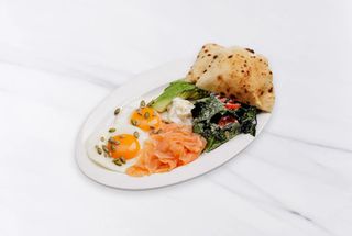 Завтрак со страчателлой, семгой, авокадо, яйцом, фокаччей, лососем