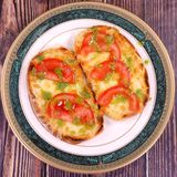 Принцеса с кашкавал, домат и песто 