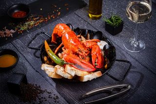 Tigaie Regala cu homar si fructe de mare