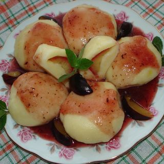 Knedle z śliwkami 8 szt,słodka polewa
