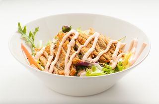 Ensalada de salmón frito