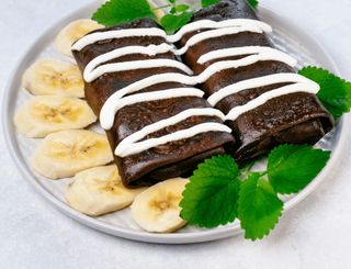 Naleśniki czekoladowe z serem, bananem i pastą czekoladową