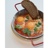 Шакшука с овощами и хрустящим хлебом