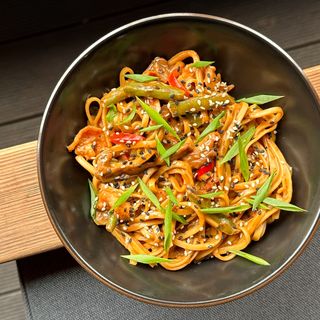 Лапша удон з тигровими креветками, грибами і овочами в соусі теріякі (320г)