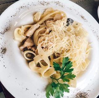 Фетучини с филе цыпленка и грибами 