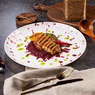 Медальоны из индейки с вишневым соусом 