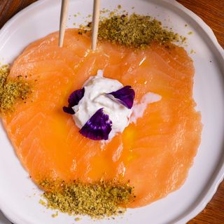 Carpaccio di salmone, stracciatella e pistacchio