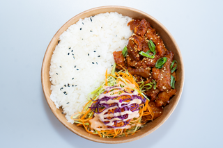 Spicy Pork With Rice and Salad | Porc Picant cu Orez și Salată